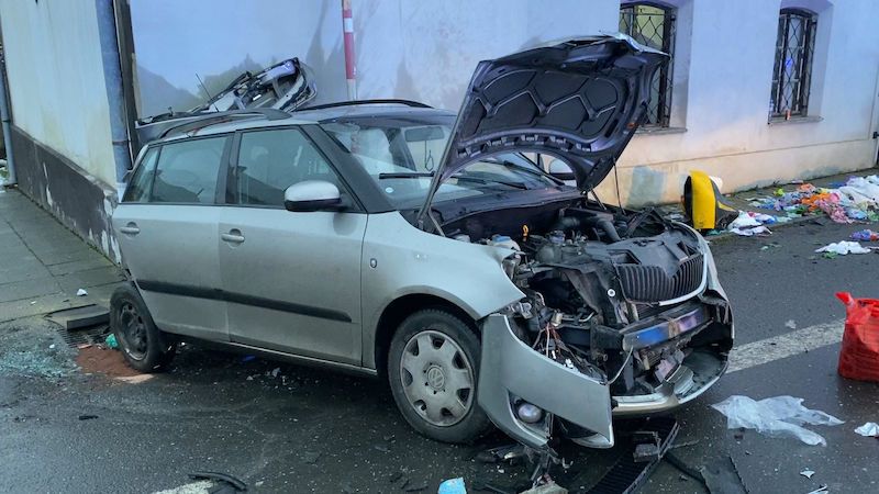 Auto odmrštěné při nehodě na Kladensku těžce zranilo dvě děti
